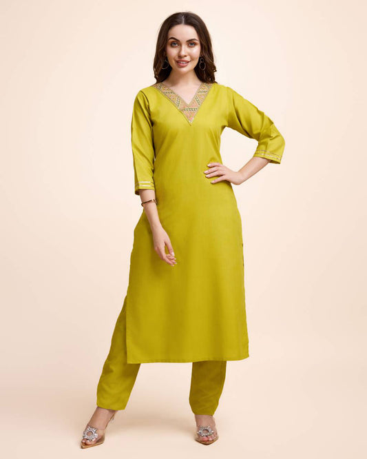 Women Parrot Green Cotton Embroidered Kurta Pant Set