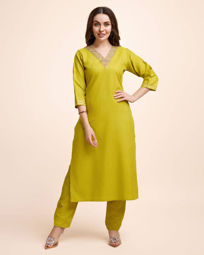 Women Parrot Green Cotton Embroidered Kurta Pant Set